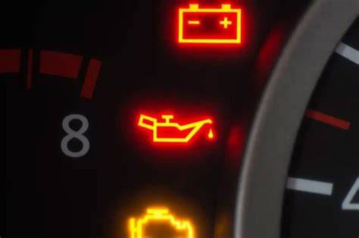Can low oil make service engine light come on