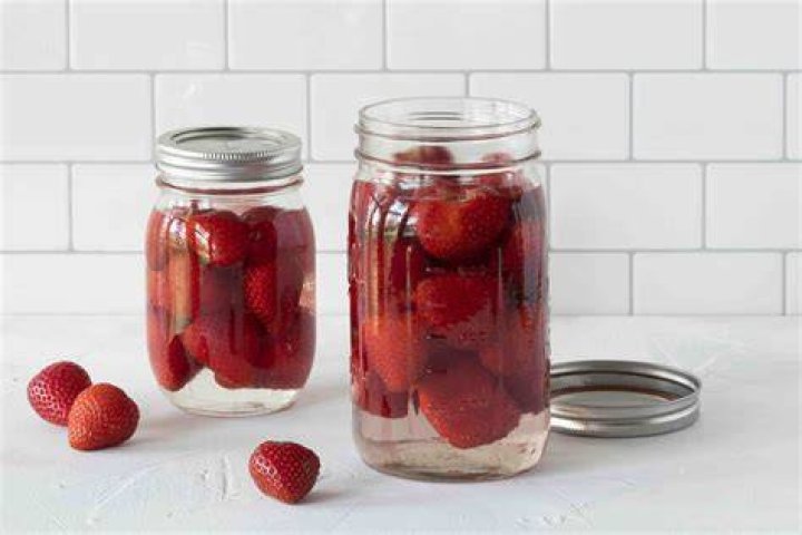 Can you store cut strawberries in a Mason jar