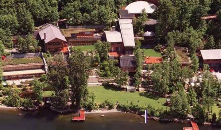How many bathrooms does Bill Gates house have