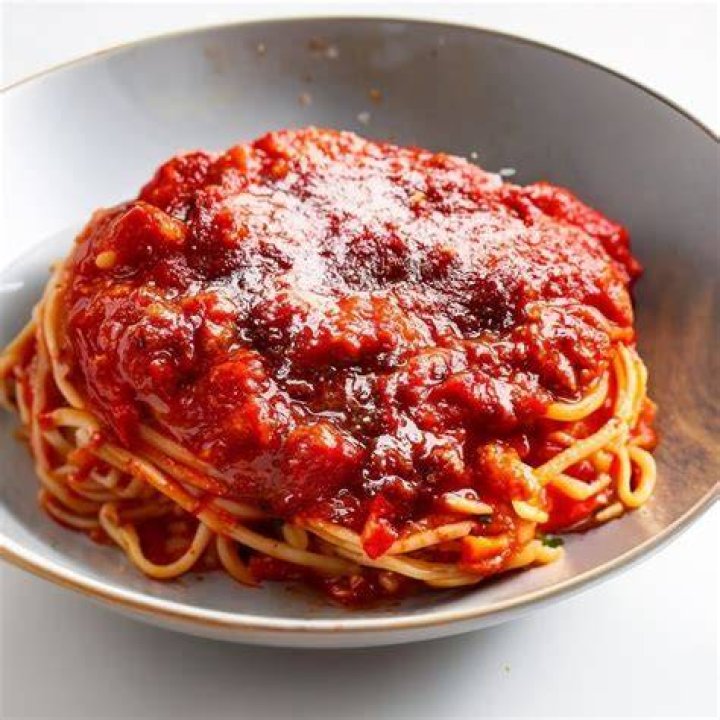 How many calories are in pasta with red sauce