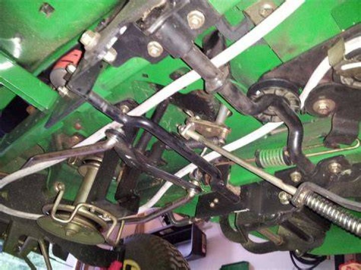 How many quarts of oil does a John Deere l110