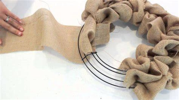 How much burlap do I need for a burlap wreath