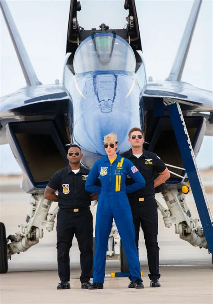 How much does a Blue Angel fighter pilot make