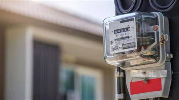 How much does it cost to replace a power pole