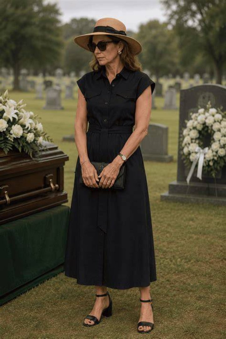 How should a woman dress for a summer funeral
