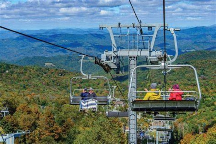 What time do the lifts open at Beech Mountain