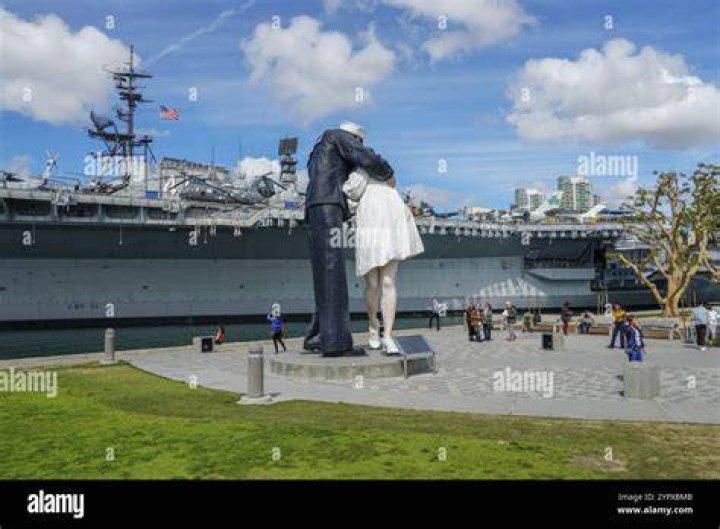 Why is the kissing sailor statue in San Diego
